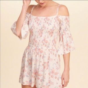 🌸🌸Hollister Floral Cold Shoulder Romper 🌸🌸